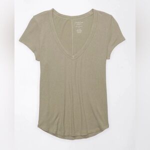 🐸American Eagle Outfitters Olive V-Neck Tee🐸